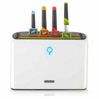 Smart chopping board set with color-coded boards and knives.